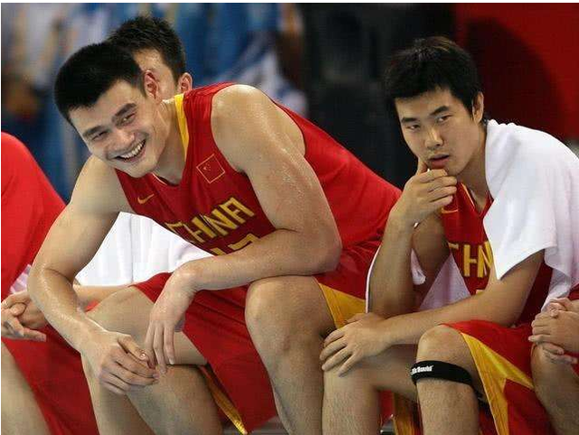 申京隔扣颜射亚当斯，后者按头锁喉遭申京“挑衅”：就扣你这混球（申京隔扣颜射亚当斯引爆冲突：被按头锁喉后回击挑衅“就扣你这混球”）