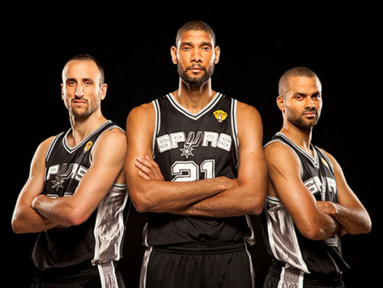 成功转型，米体：库普梅纳斯已成尤文不可或缺的组织型后卫（米体：库普梅纳斯完成蜕变，已是尤文后防的组织核心）