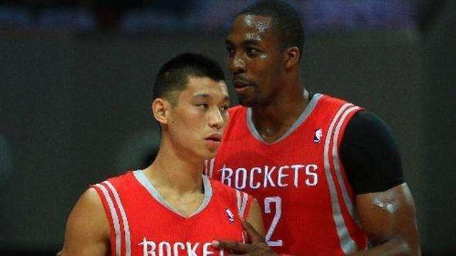 西足协前主席鲁比亚莱斯在发布会被扔鸡蛋，试图回击但被拦住（西足协前主席鲁比亚莱斯发布会上遭掷鸡蛋，欲回击被制止）