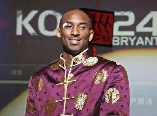 媒体人：阿奇姆彭很职业、不惹事，配得上在中超挣得每一分钱（媒体人称阿奇姆彭职业自律、不惹事，在中超的每一分收入都物有所值）